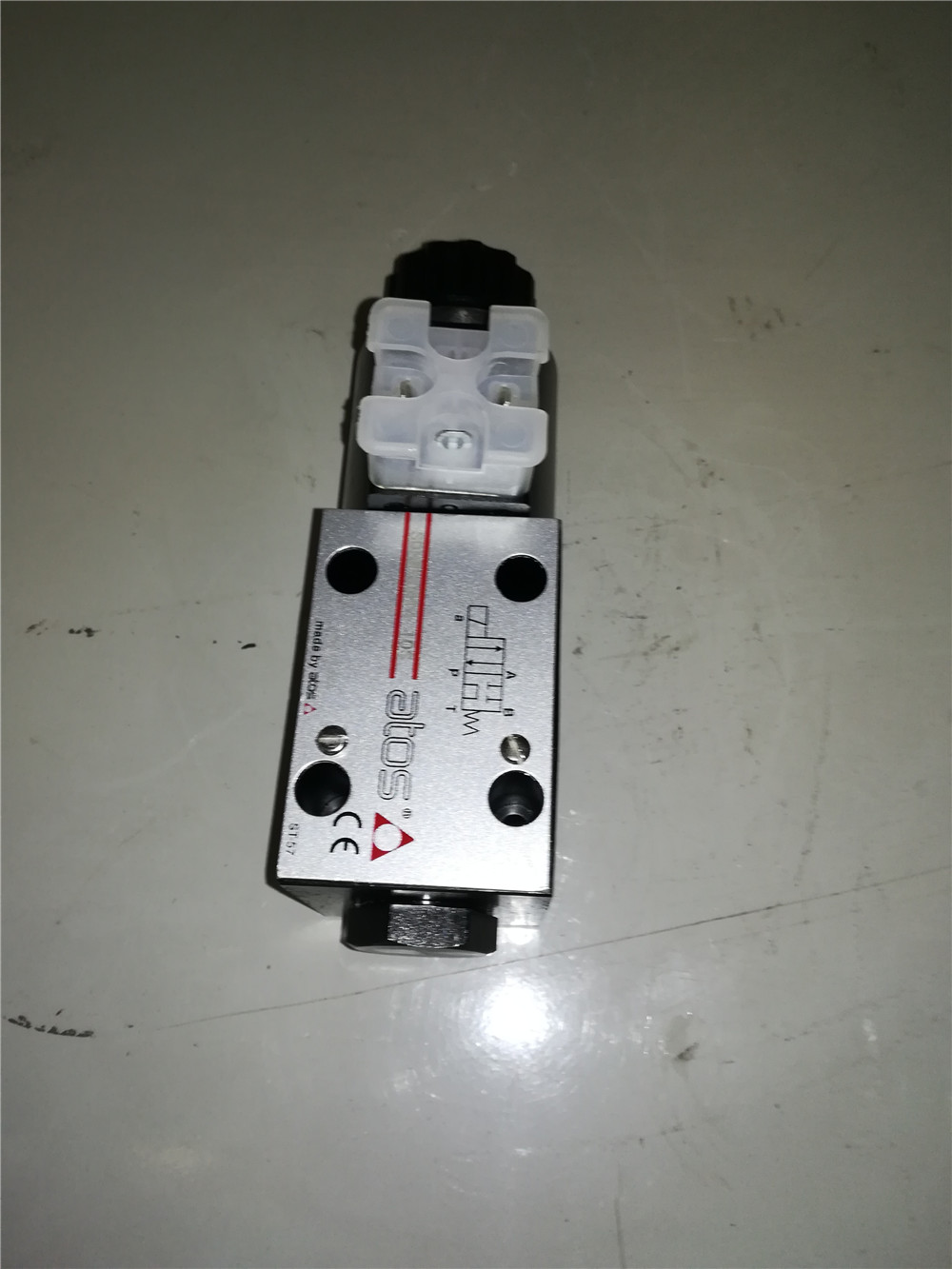 Solenoid reversing valve SDHE-0614-X24DC