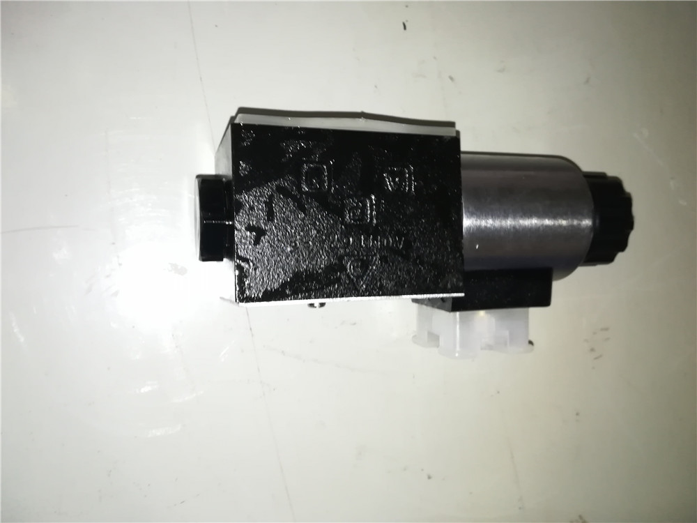 Solenoid reversing valve SDHE-0614-X24DC-1
