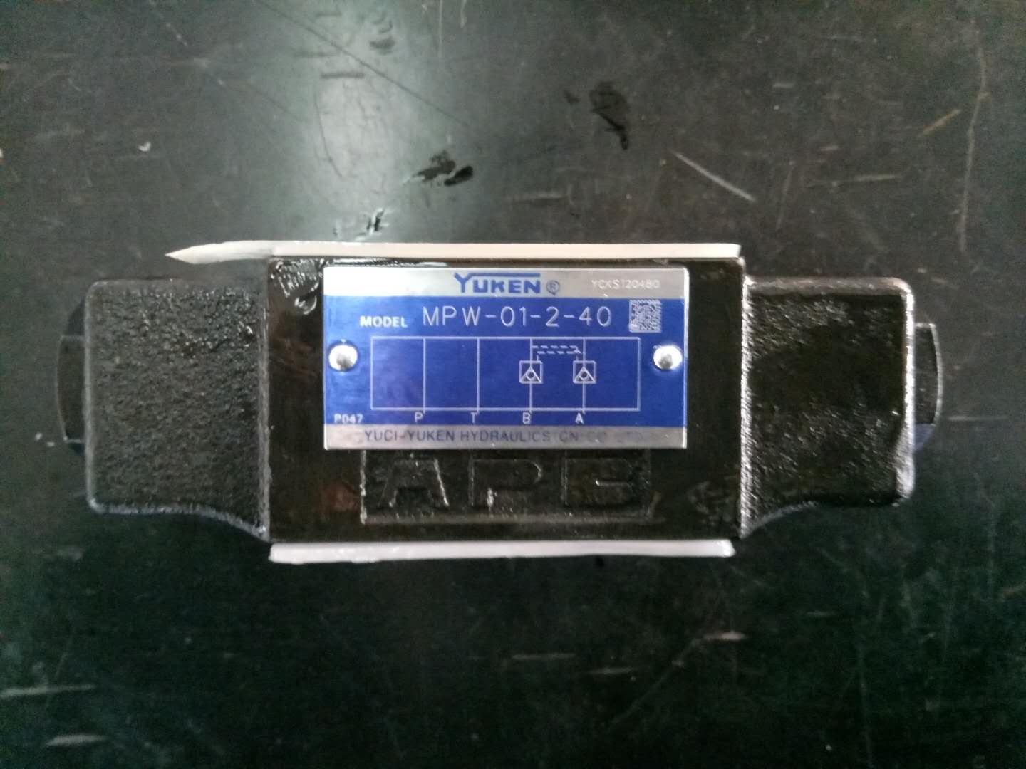 Hydraulic lock for washing and sweeping car