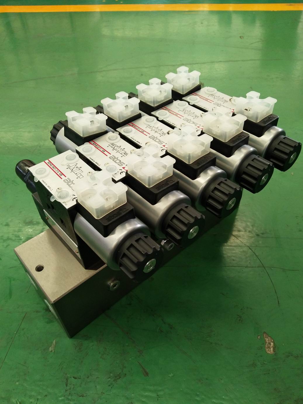 Hydraulic valve group, 24V valve group I, five-connection 24V