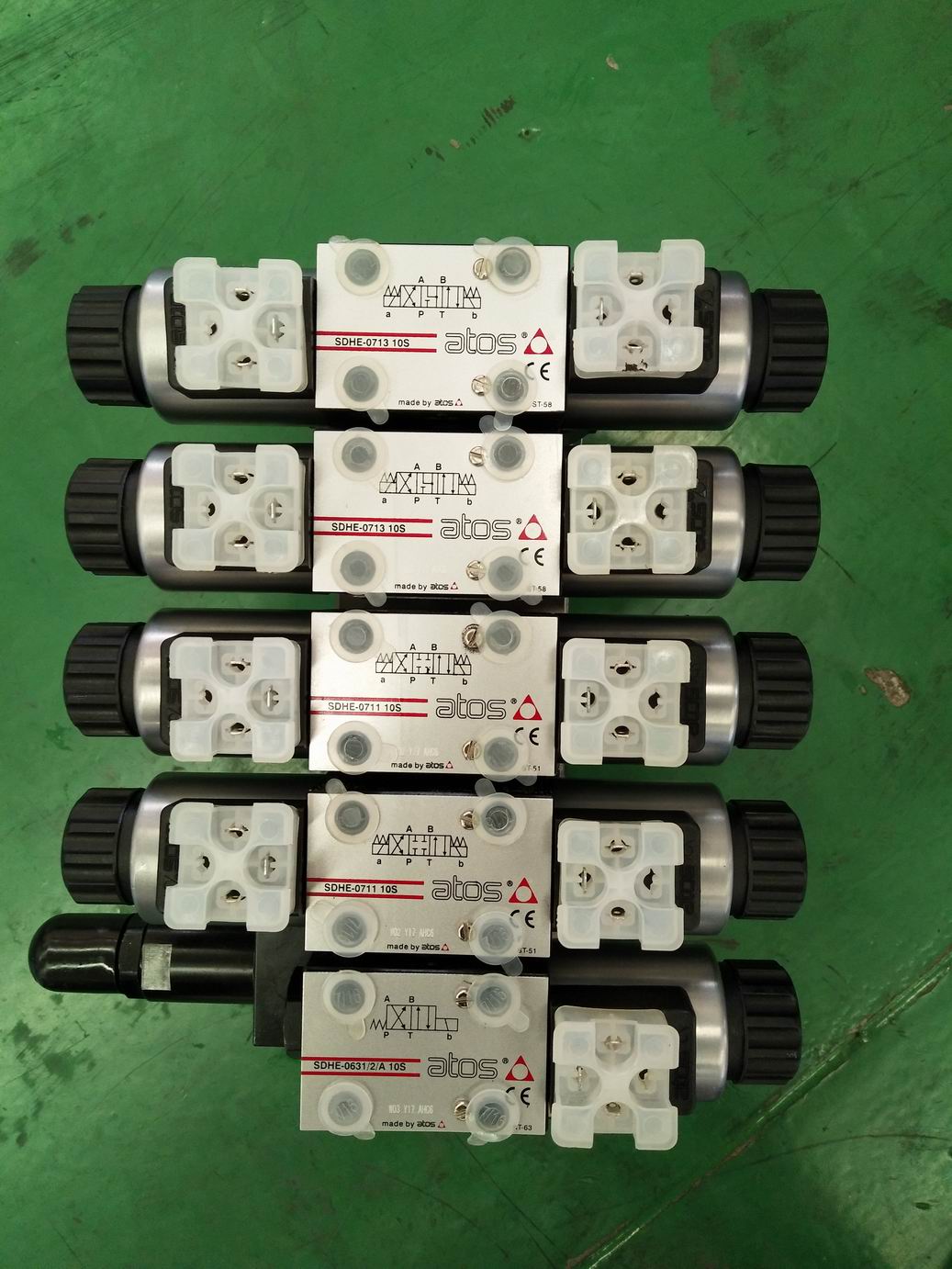 Hydraulic valve group, 24V valve group I, five-connection 24V-1