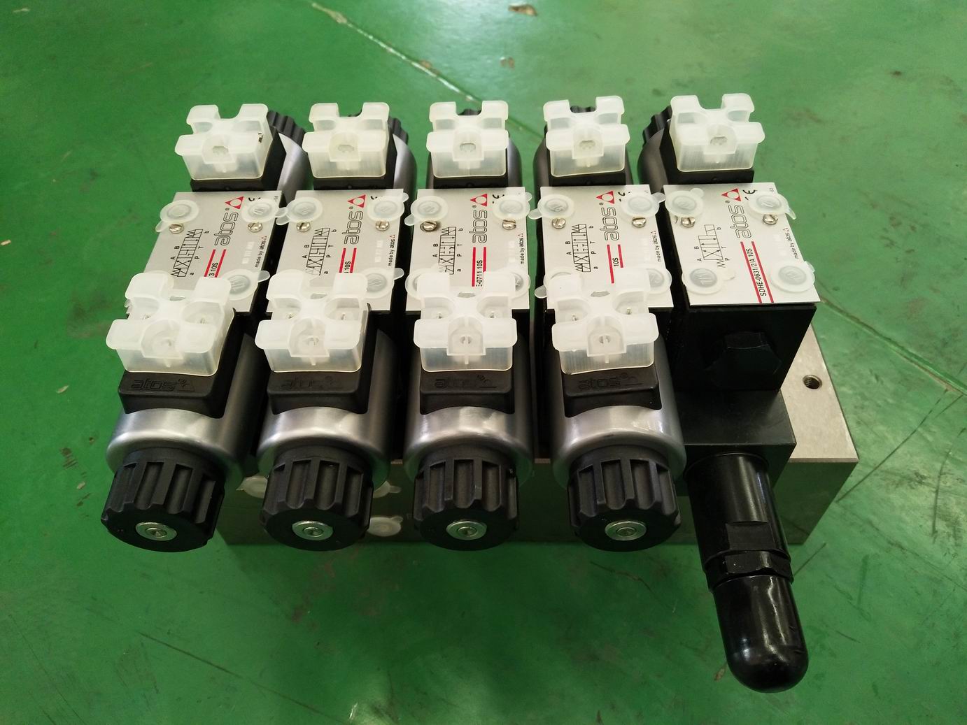 Hydraulic valve group, 24V valve group I, five-connection 24V-2