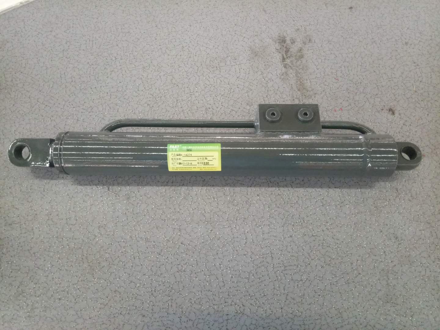 Feeding auxiliary oil cylinder