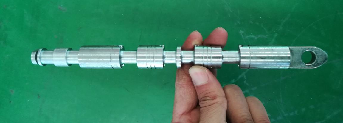 Золотник клапана; для толкания лопат, скреперов, ползунов и цилиндров ковша