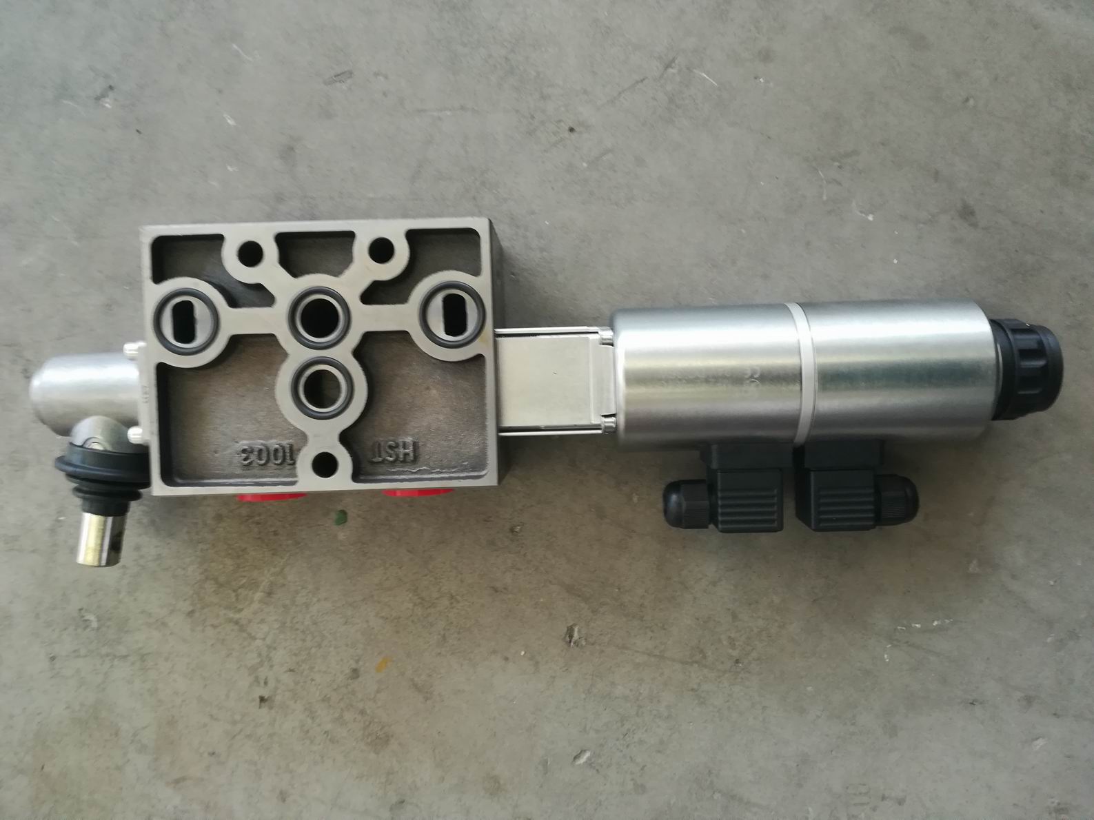 Intermediate working piece; for scraper, skateboard, and bucket cylinder