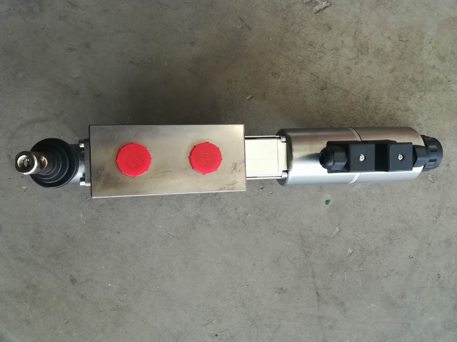 Intermediate working piece; for scraper, skateboard, and bucket cylinder-1