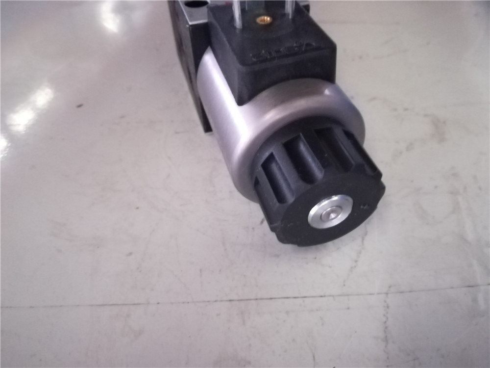 Solenoid reversing valve; SDHE-0631/2/A-X24DC-1