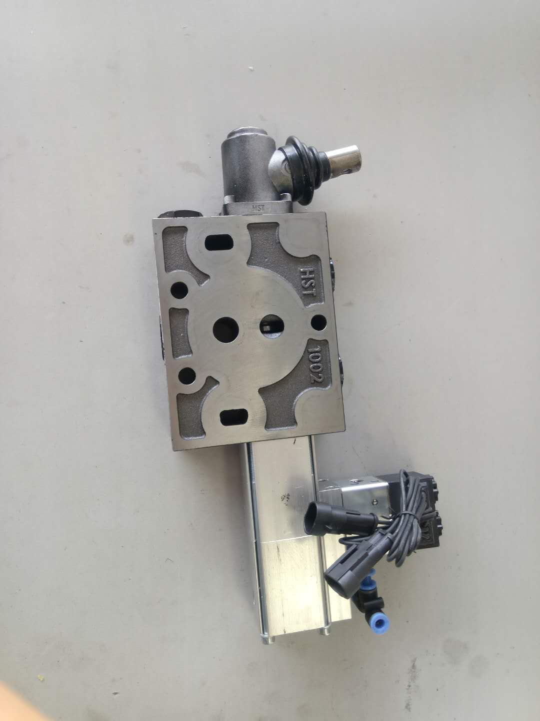 Intermediate working piece; for lifting the cylinder-2