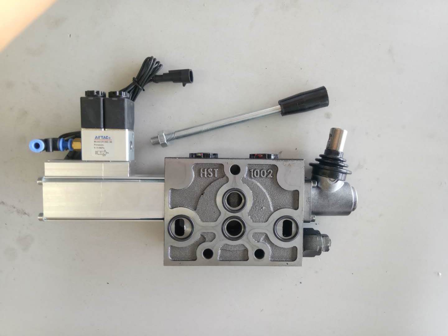 Промежуточная рабочая деталь; для толкания и сгребания цилиндра