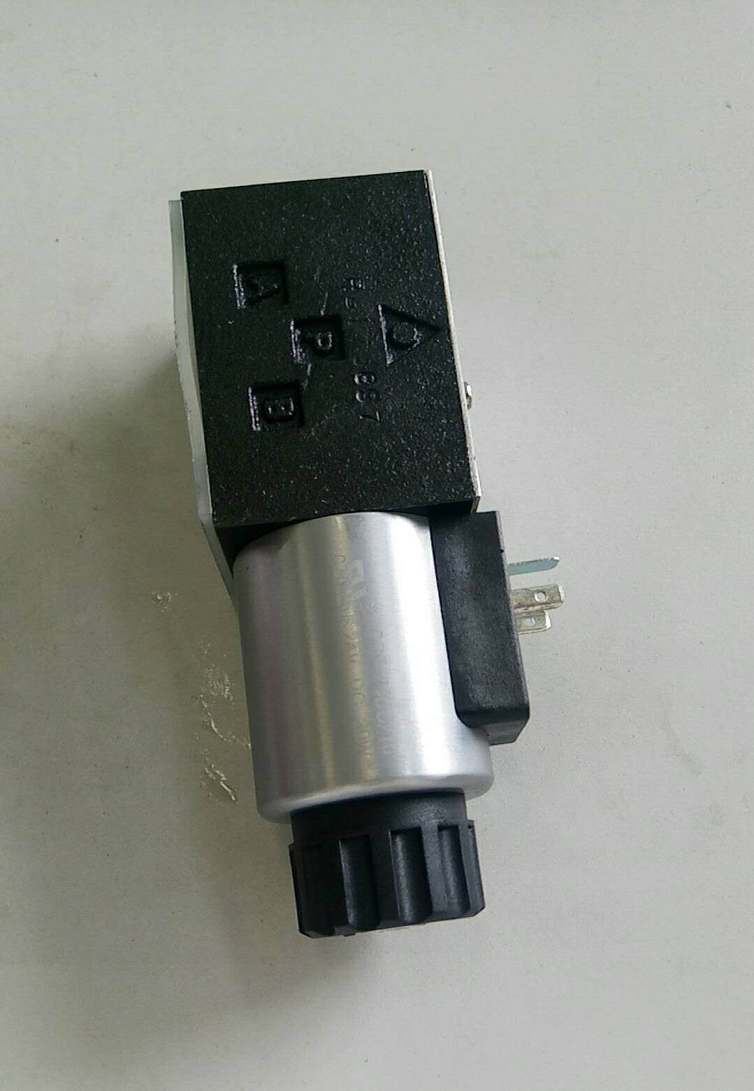 Solenoid reversing valve; SDHE-0611/A-X24DC-1