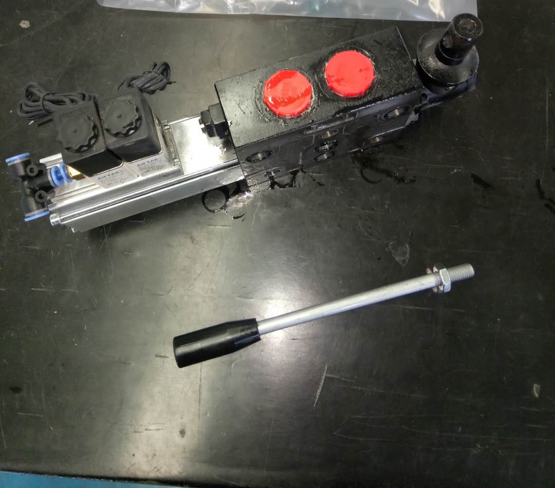 Промежуточная рабочая деталь; для толкания и сгребания цилиндра