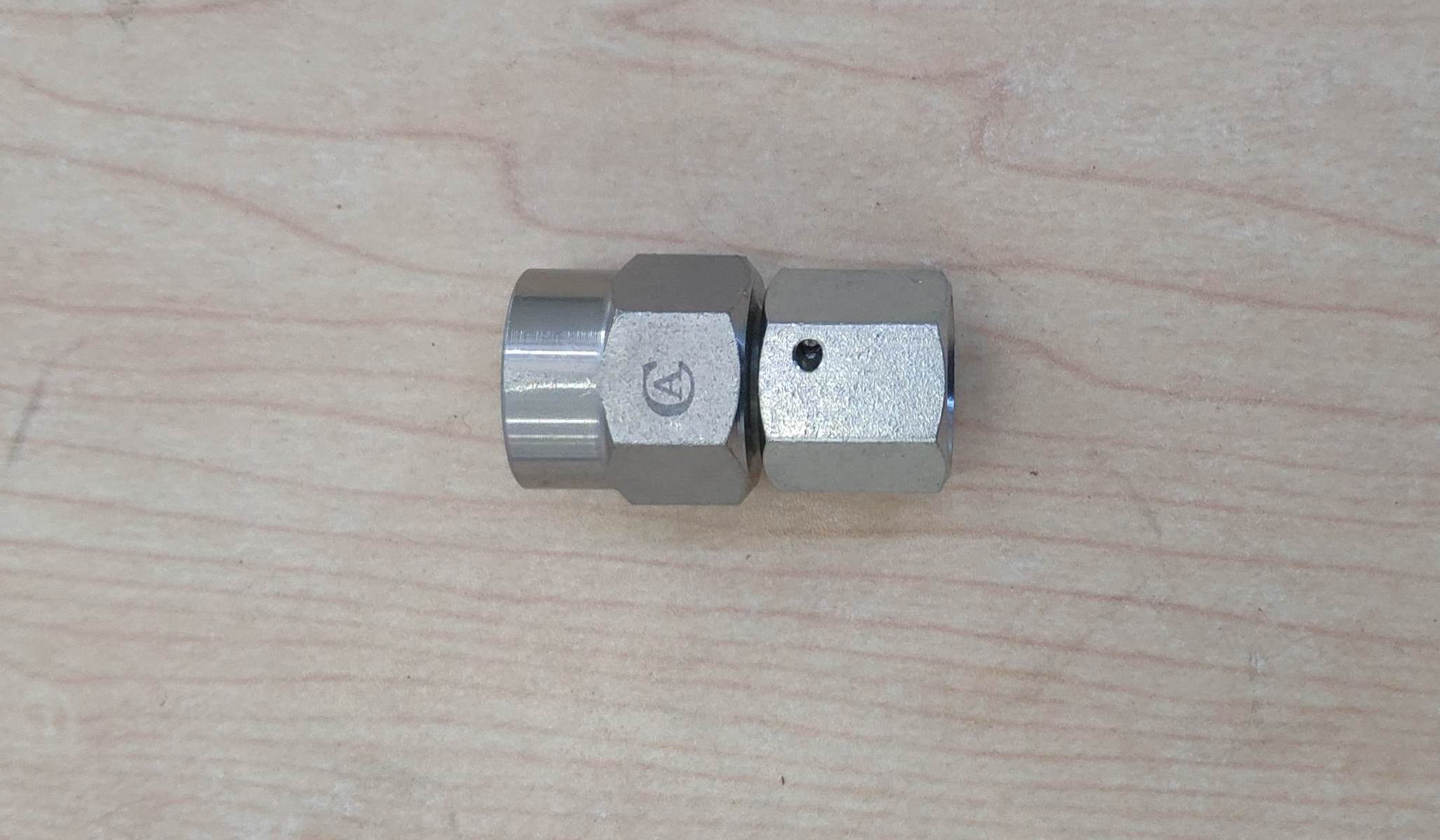 Pressure gauge connector 7BC-04-14GDK/S