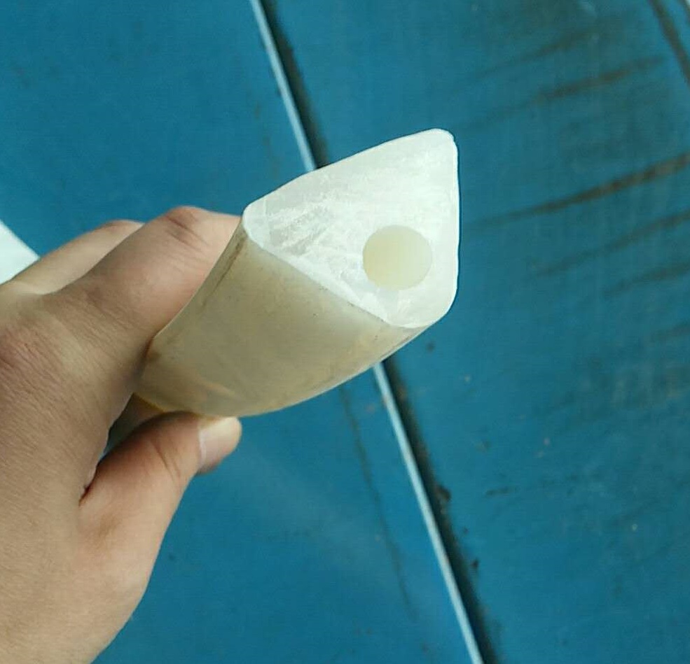 Triangular seal strip