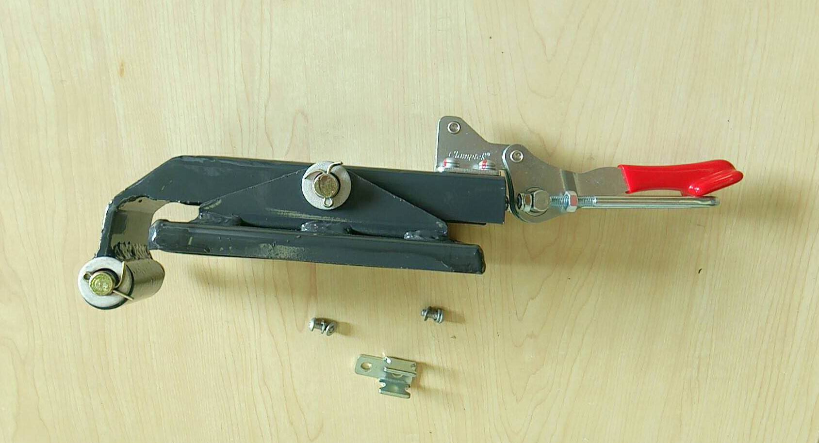 Торцевая крышка бака для сточных вод в сборе-1