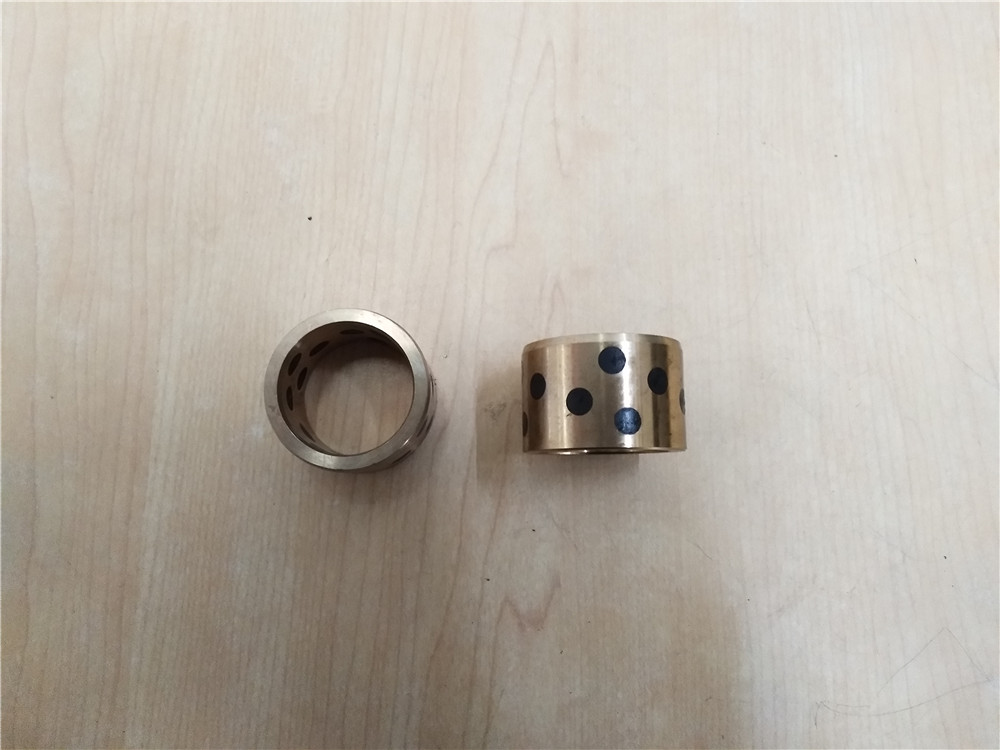 Self-lubricating shaft sleeve of swing arm