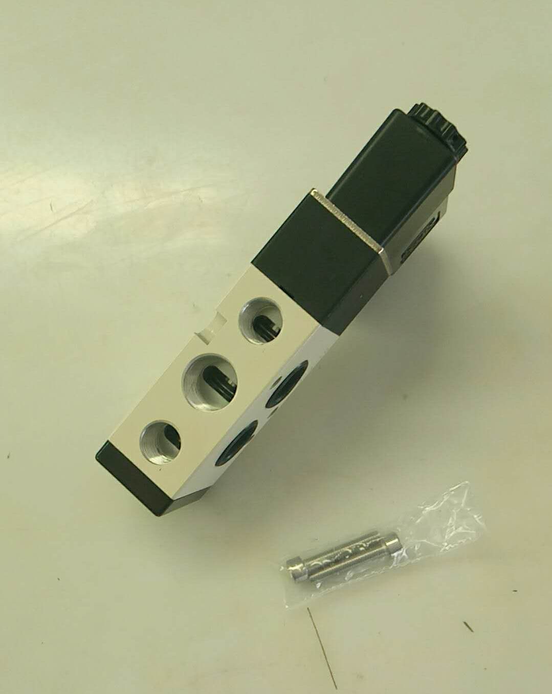 Solenoid reversing valve 4M310-10