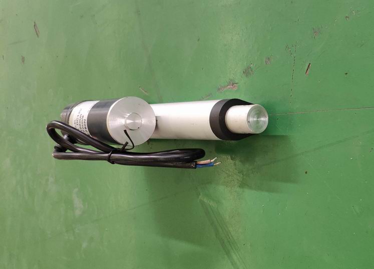 National V vehicle rear compartment electric push rod; XC758-DC12-100-2