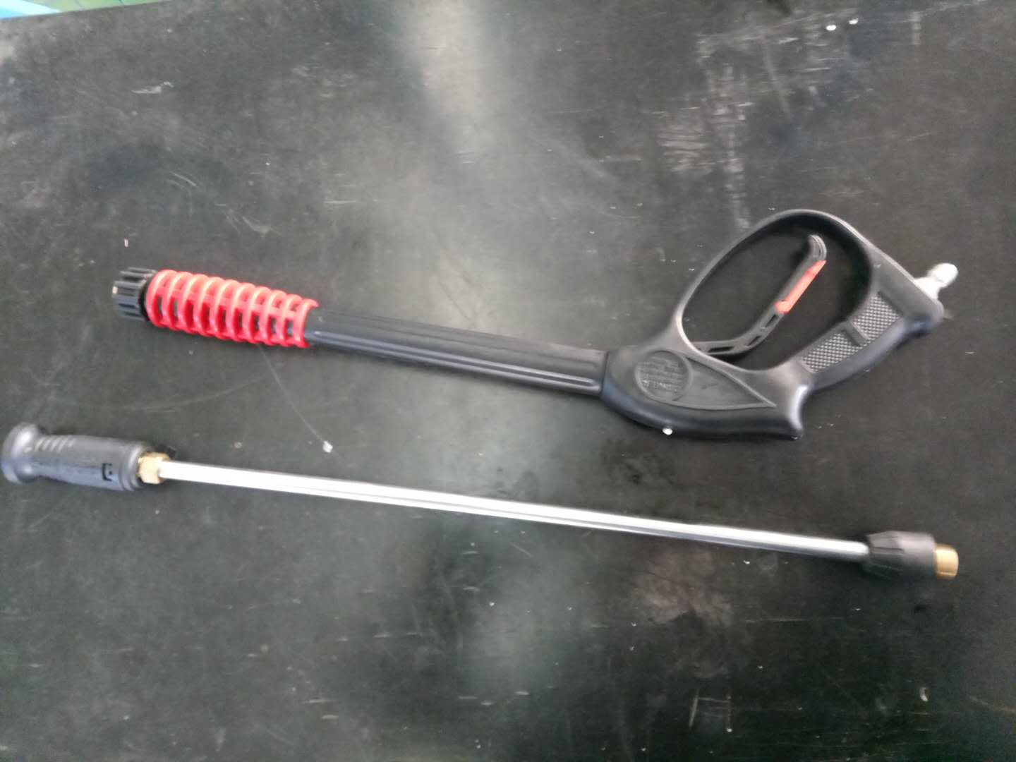 High pressure spray gun