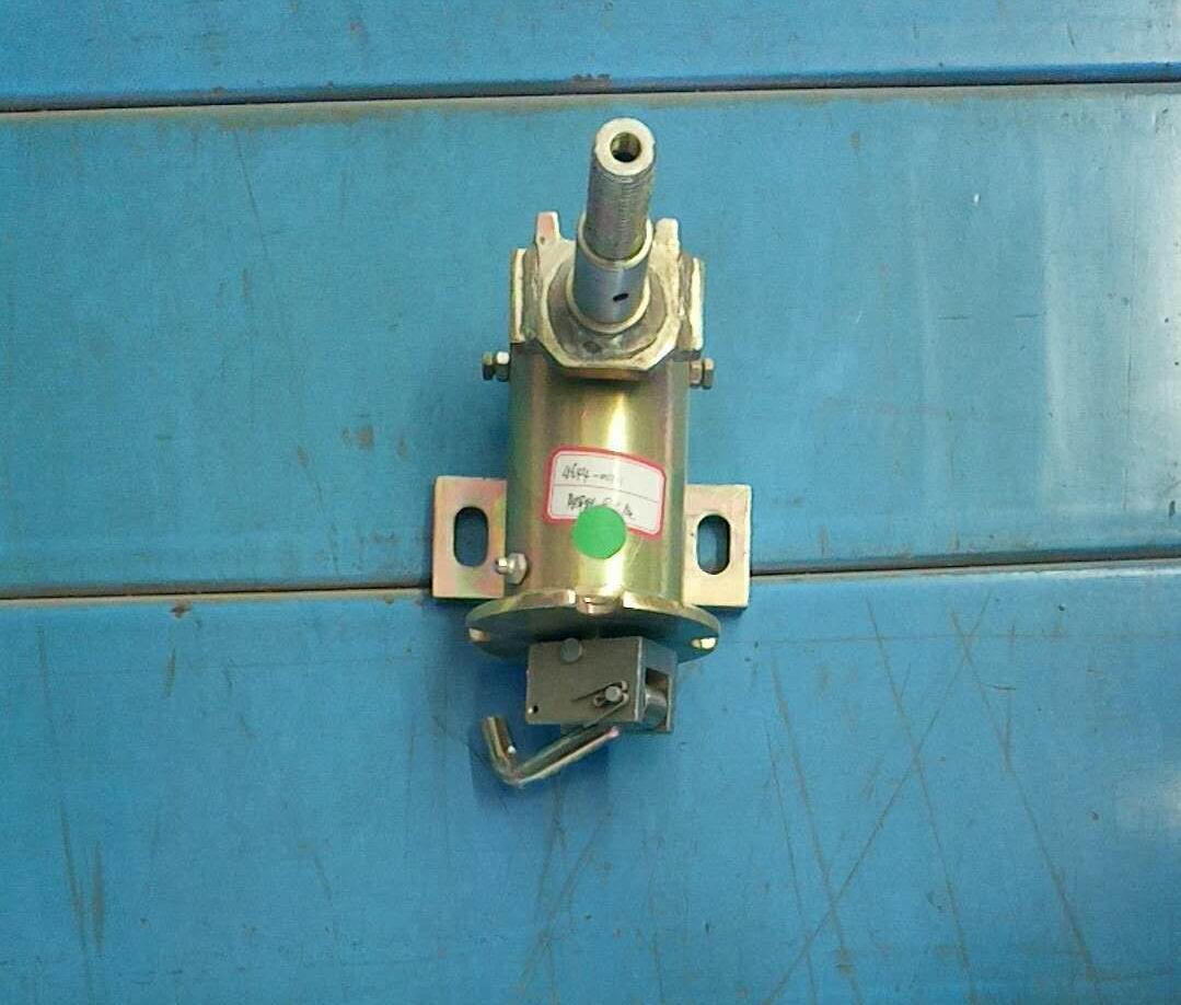 Caster adjusting seat-1