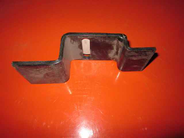 Кронштейн балансировочной тяги (фиксируется с обоих концов)