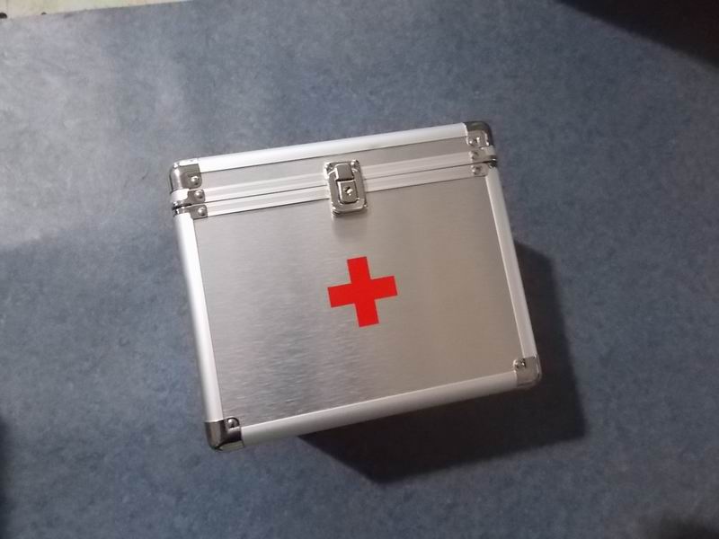 Аптечка, 250 * 210 * 210 , алюминиевый красный крест, откидной вверх