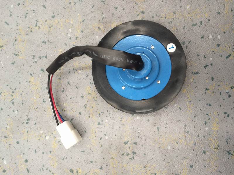 Кнопка отключенного устройства, синяя, обращена вправо.