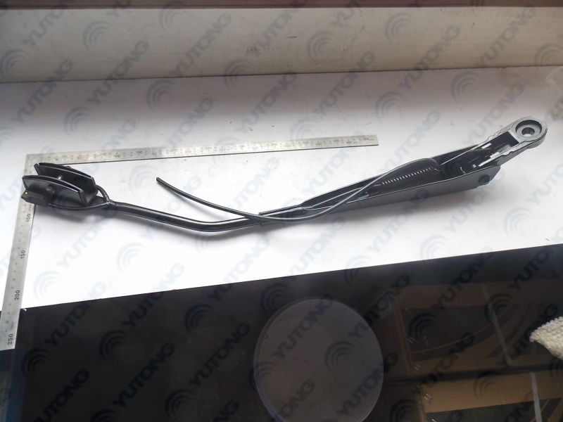 Левый рычаг стеклоочистителя с одной круглой трубкой и чашеобразной крышкой; потреблять инвентарь-1