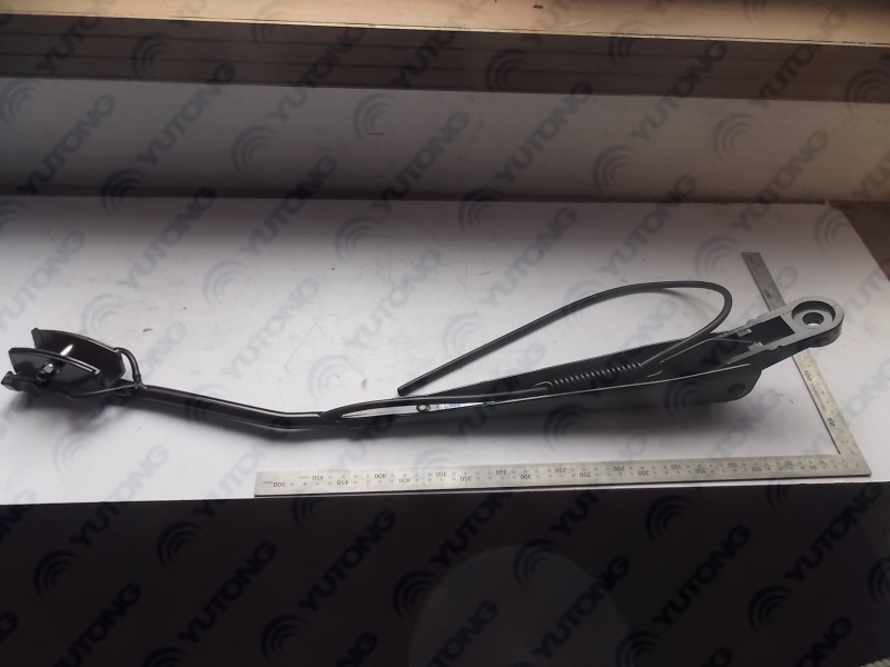 Левый рычаг стеклоочистителя с одной круглой трубкой и чашеобразной крышкой.-4