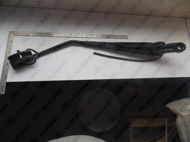 Правый рычаг стеклоочистителя с одной круглой трубкой и чашеобразной крышкой.