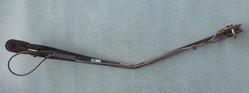 Левый рычаг стеклоочистителя с одной круглой трубкой и чашеобразной крышкой.