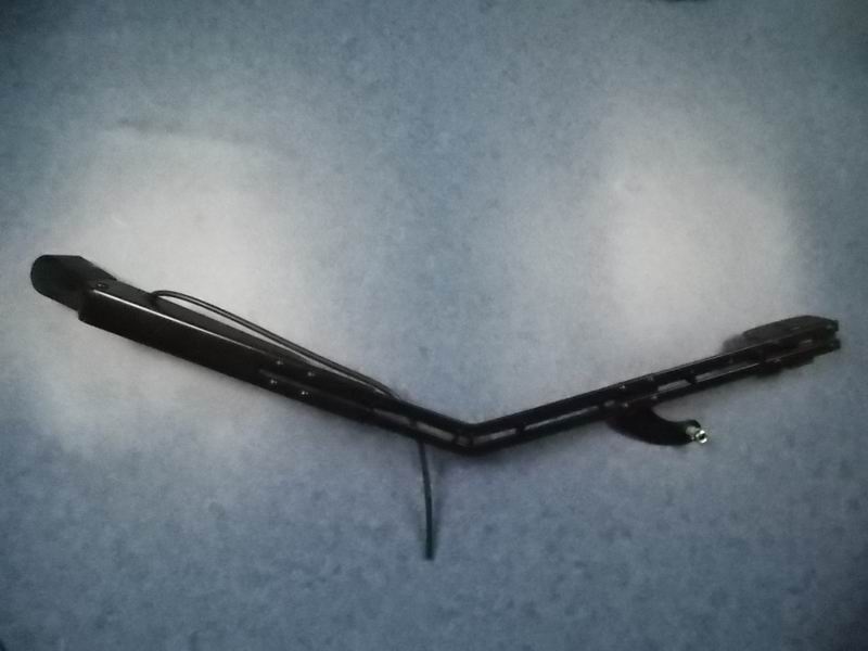 Wiper arm-left; 750MM; double flat wire; with auxiliary brush