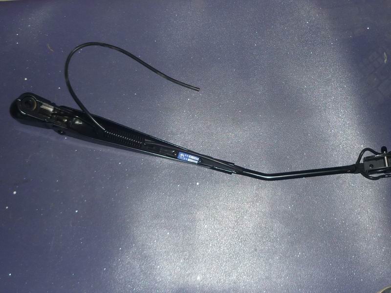 Single round tube wiper arm-right with bowl-shaped lid