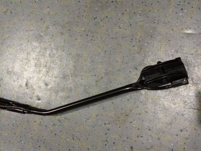 Правый рычаг стеклоочистителя с одной круглой трубкой и квадратной крышкой