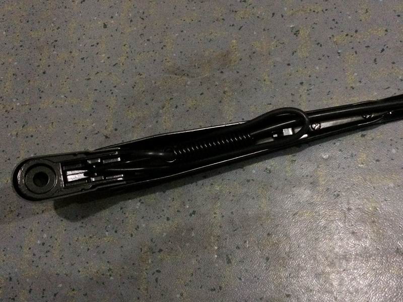 Левый рычаг стеклоочистителя с одной круглой трубкой и квадратной крышкой-3