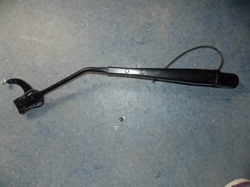Single round tube wiper arm-left with square cover