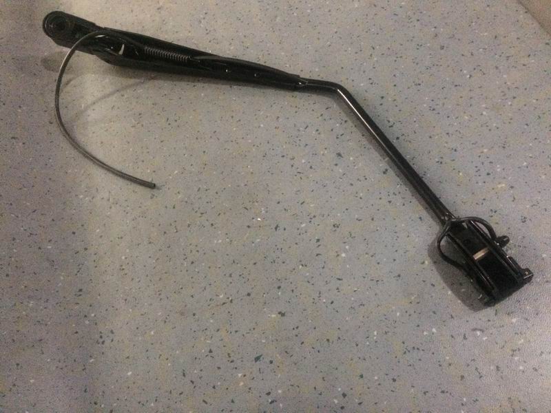 Левый рычаг стеклоочистителя с одной круглой трубкой; с квадратной крышкой