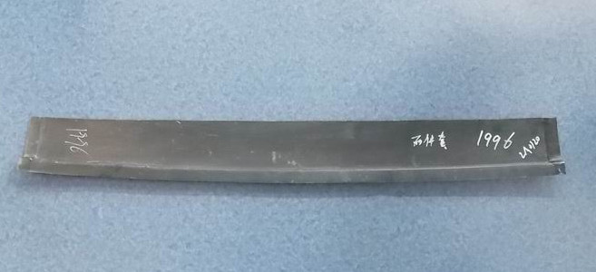 前风挡右侧蒙皮