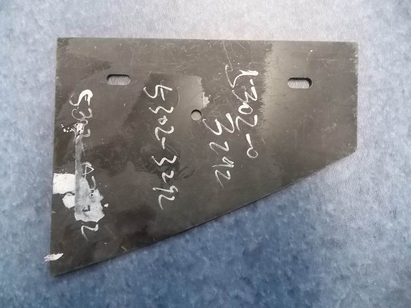 Прокладка петли на правой стороне дверцы двигателя