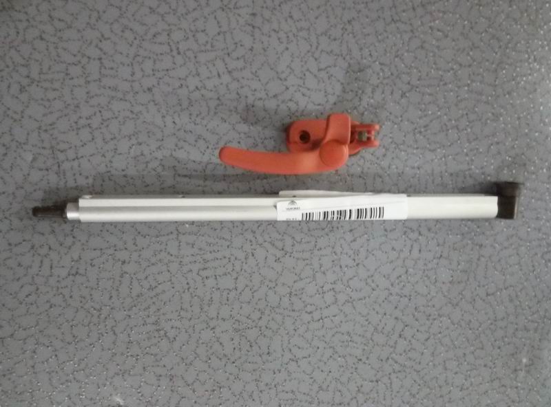 Левая опорная тяга внешнего нажимного окна (с поворотной ручкой-замком)