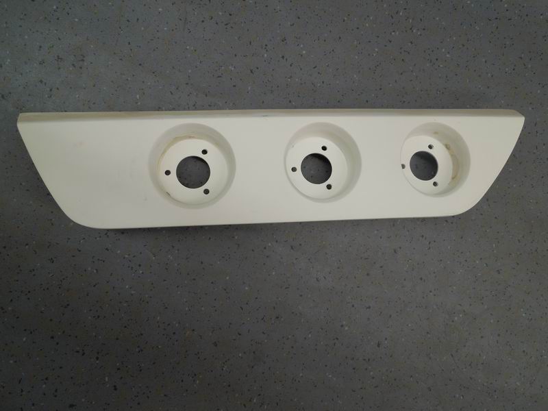 Внутренний ограничитель на нижней стороне заднего ветрозащитного барьера (в упаковке)