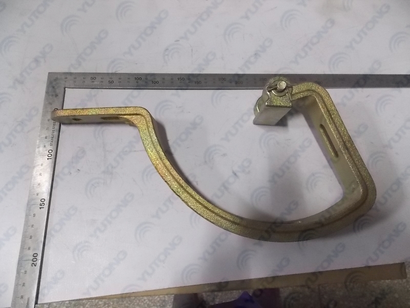 Rear engine door hinge assembly