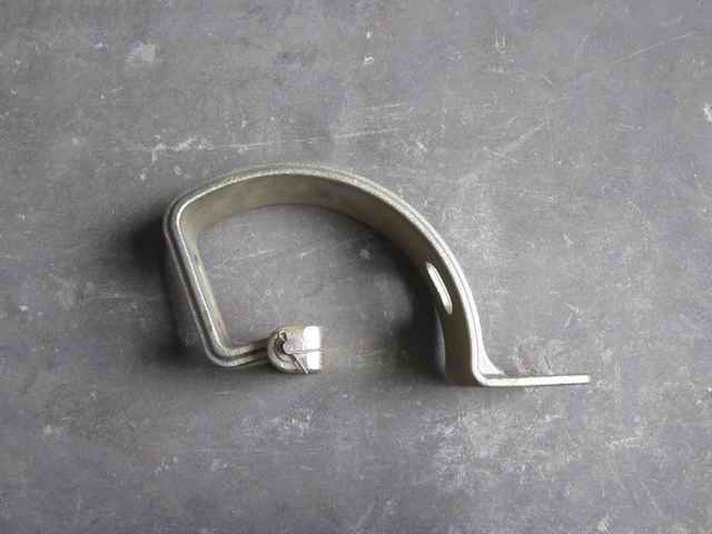 Rear engine door hinge assembly