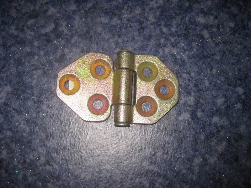 Rear hatch hinge assembly