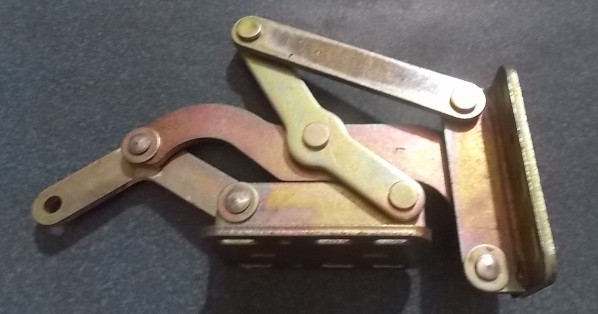 Шестирычажный шарнир заднего люка