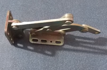 Rear hatch six-link hinge