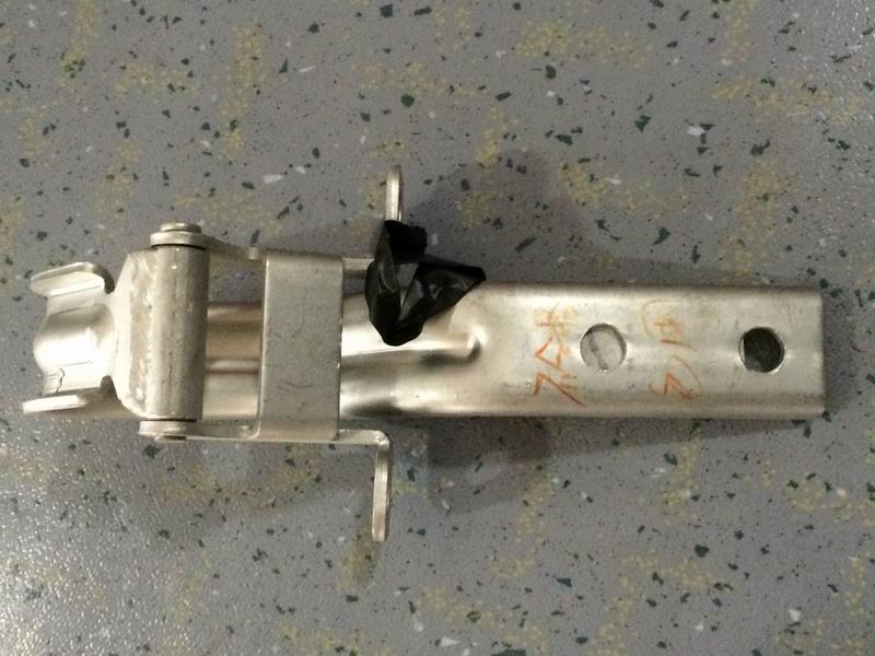 Петли задних дверей