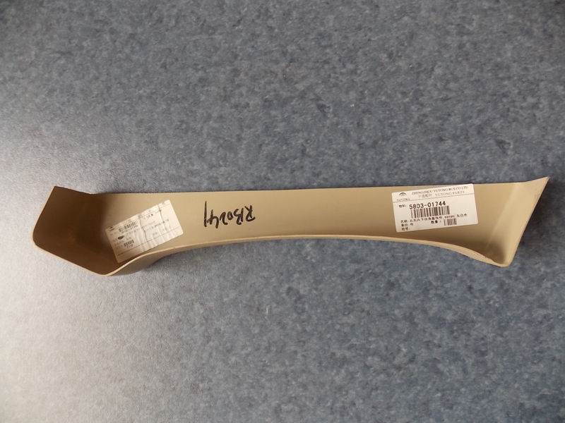 Right rear inner lower corner decoration, 6859H; gray and white