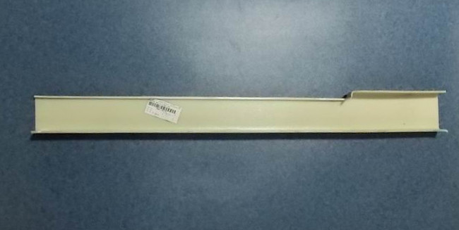 Внутренние детали передней пассажирской стойки; наружная распашная дверь