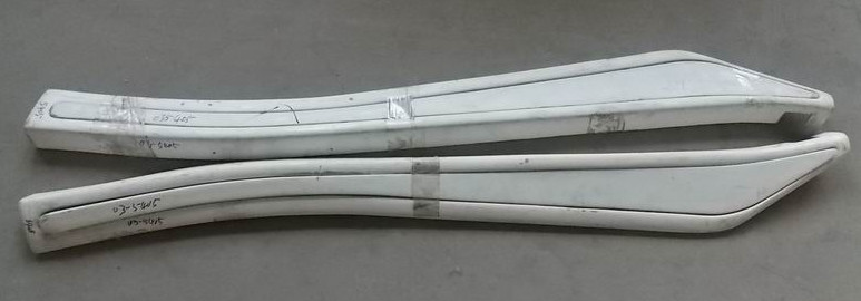 Длинные декоративные детали с правой стороны центральной рамки лобового стекла (с тиснением)-1