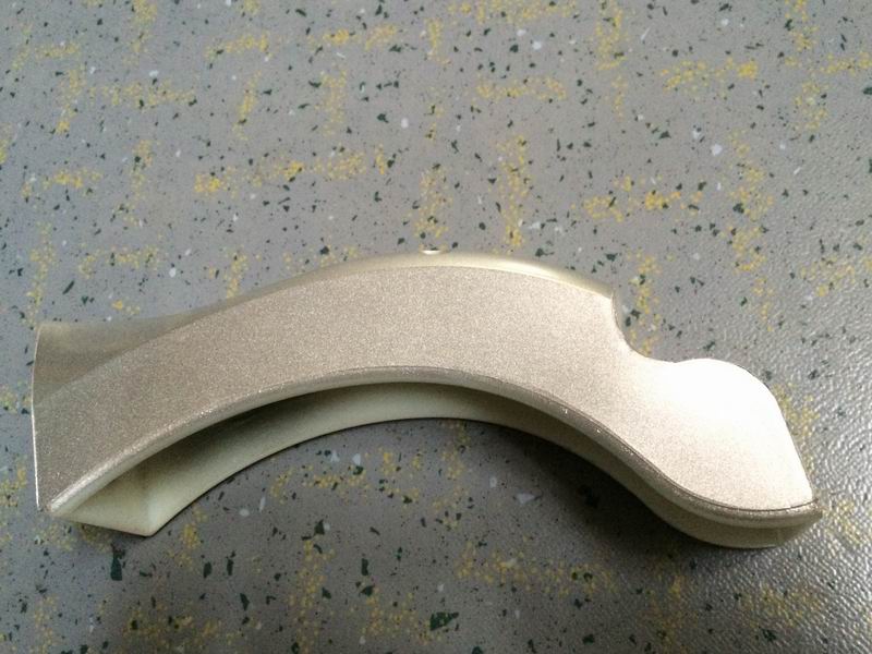 Ножки багажника, окрашены серебристо-серой металлической краской, поверхностный лак